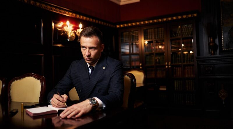 Albert Ferré treballant al seu despatx