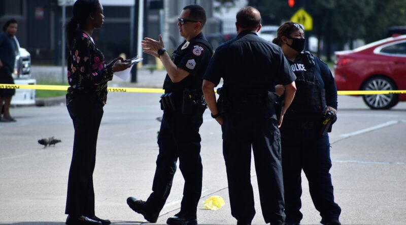 Quatre policies parlant en una escena d'un crim.